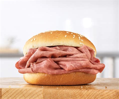 Arby's, which has over 3,000 locations, is known for its roast beef, and that was evident in everything from the packaging of my burger to the restaurant running out of burger supplies. . Alnyk arby